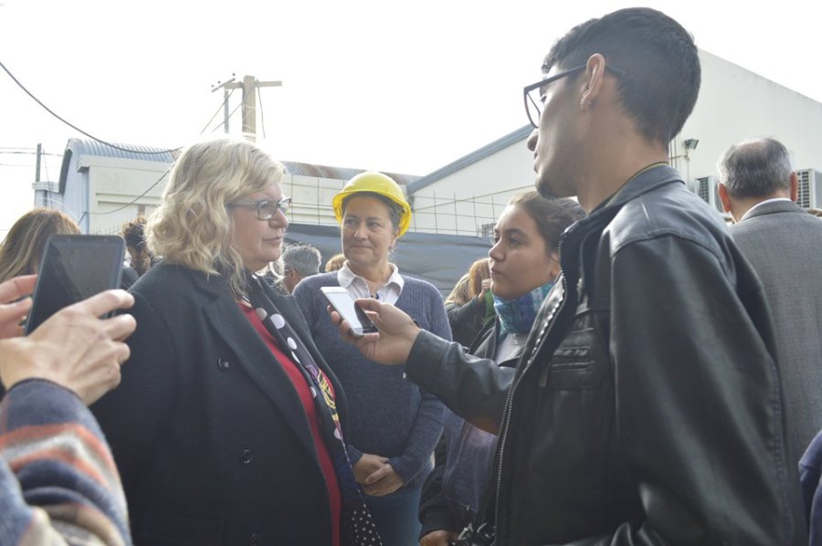 FOTO ALUMNOS 5º AÑO// CLAUDIA BALAGUE./ En diálogo con los estudiantes destacó la importancia de la obra encarada en la Escuela. MIGUEL LIFSCHITZ./ Junto a autoridades locales recorrió la obra y se mostró impresionado por su magnitud.