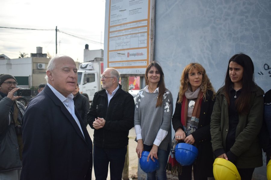 FOTO ALUMNOS 5&ordm; A&Ntilde;O// CLAUDIA BALAGUE./ En di&aacute;logo con los estudiantes destac&oacute; la importancia de la obra encarada en la Escuela. MIGUEL LIFSCHITZ./ Junto a autoridades locales recorri&oacute; la obra y se mostr&oacute; impresionado por su magnitud.