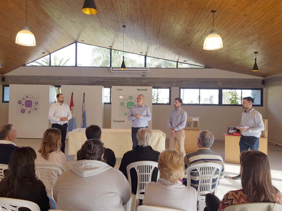 FOTO PRENSA COMUNA// VIVIENDAS./ Un momento del acto para la ejecución de viviendas en lote propio. APORTES./ José Barbero, Alcides Calvo y Fabio Barbero durante la entrega.