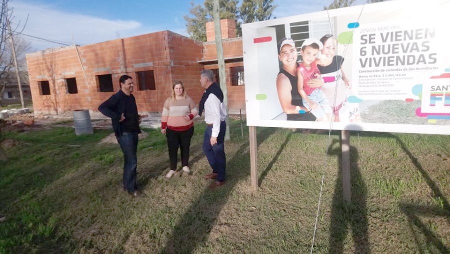 FOTO PRENSA OM// RECORRIDA// Fueron visitadas las seis viviendas y diversas instituciones de la localidad. EN ESMERALDA./ Fue recorrido el Centro de Salud y hubo entrevistas con representantes de instituciones.