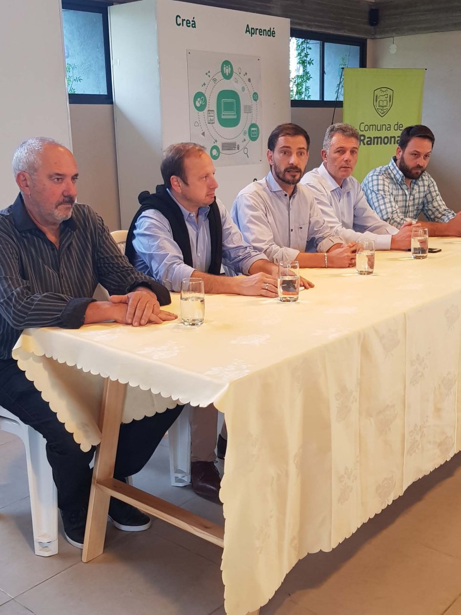 FOTO PRENSA COMUNA// VIVIENDAS./ Un momento del acto para la ejecuci&oacute;n de viviendas en lote propio. APORTES./ Jos&eacute; Barbero, Alcides Calvo y Fabio Barbero durante la entrega.