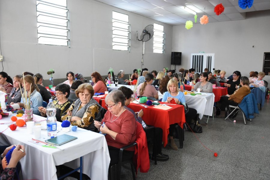 FOTO CP// MARATON DE TEJIDO./ Con masiva participaci&oacute;n tuvo lugar en la vecinal del Villa Podio.