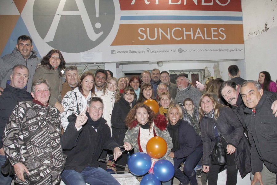 FOTO F. MELCHIORI// GONZALO TOSELLI./ El Intendente y su grupo tras conocerse el resultado de la elecci&oacute;n. EN EL PDP./ Los electos concejales celebrando el logro.