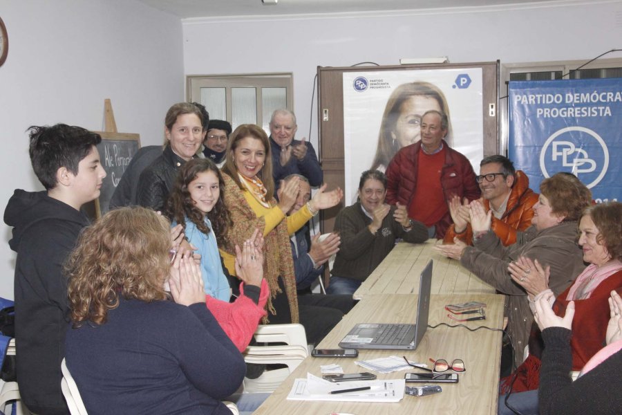 FOTO F. MELCHIORI// GONZALO TOSELLI./ El Intendente y su grupo tras conocerse el resultado de la elección. EN EL PDP./ Los electos concejales celebrando el logro.