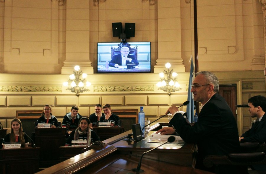 FOTO PRENSA AC// SESION. Alcides Calvo presidiendo el encuentro.
