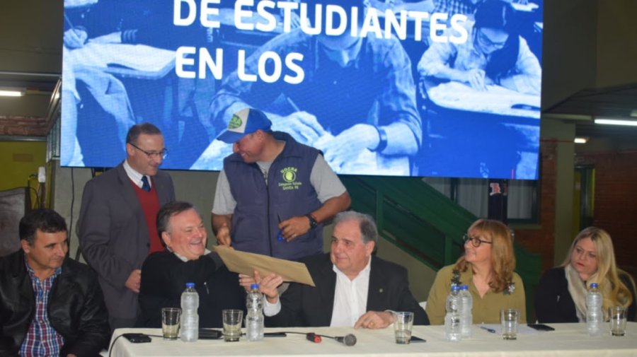FOTO SCS OFERTAS./ Las autoridades durante la apertura del llamado a licitaci&oacute;n.
