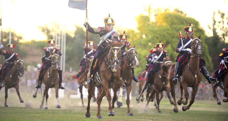 FOTO INTERNET GRANADERO. Integrante de un Regimiento creado por San Martín, junto a un ejemplar del animal distintivo.