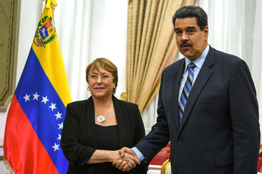 FOTO AFP SALUDO. Bachelet y Maduro se reunieron ayer en el palacio de Miraflores.