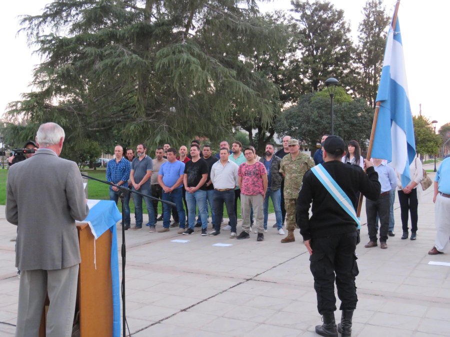 FOTO PRENSA MUNICIPALIDAD// PROMESA./ Hugo Boscarol junto a los exconscriptos.