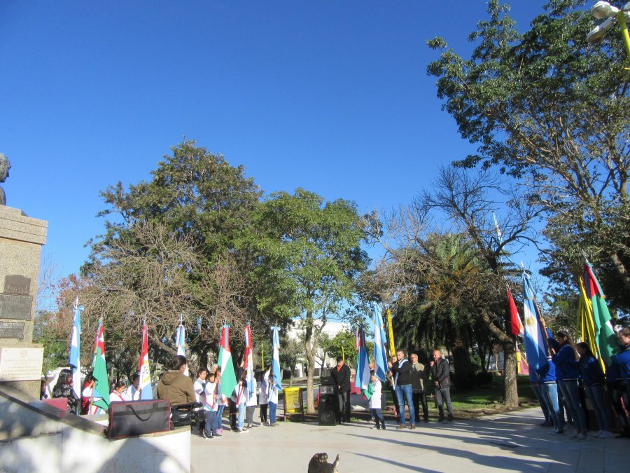 FOTO PRENSA COMUNA// DIA DE LA BANDERA./ Los abanderados en un pasaje de la ceremonia.