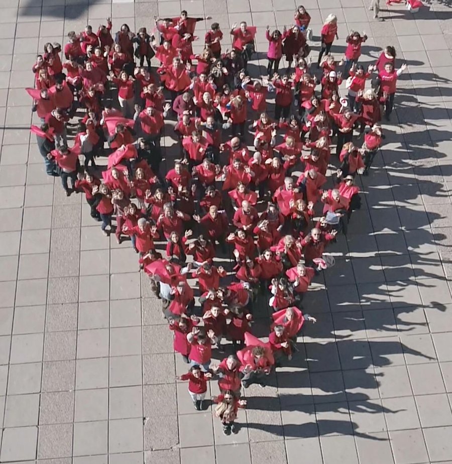 FOTO PRENSA GSS// PREVENCION.//Una imagen del spot publicitario impulsando la donaci&oacute;n de sangre. DISTINCION./ Equipo de la empresa reconocido en Mendoza.