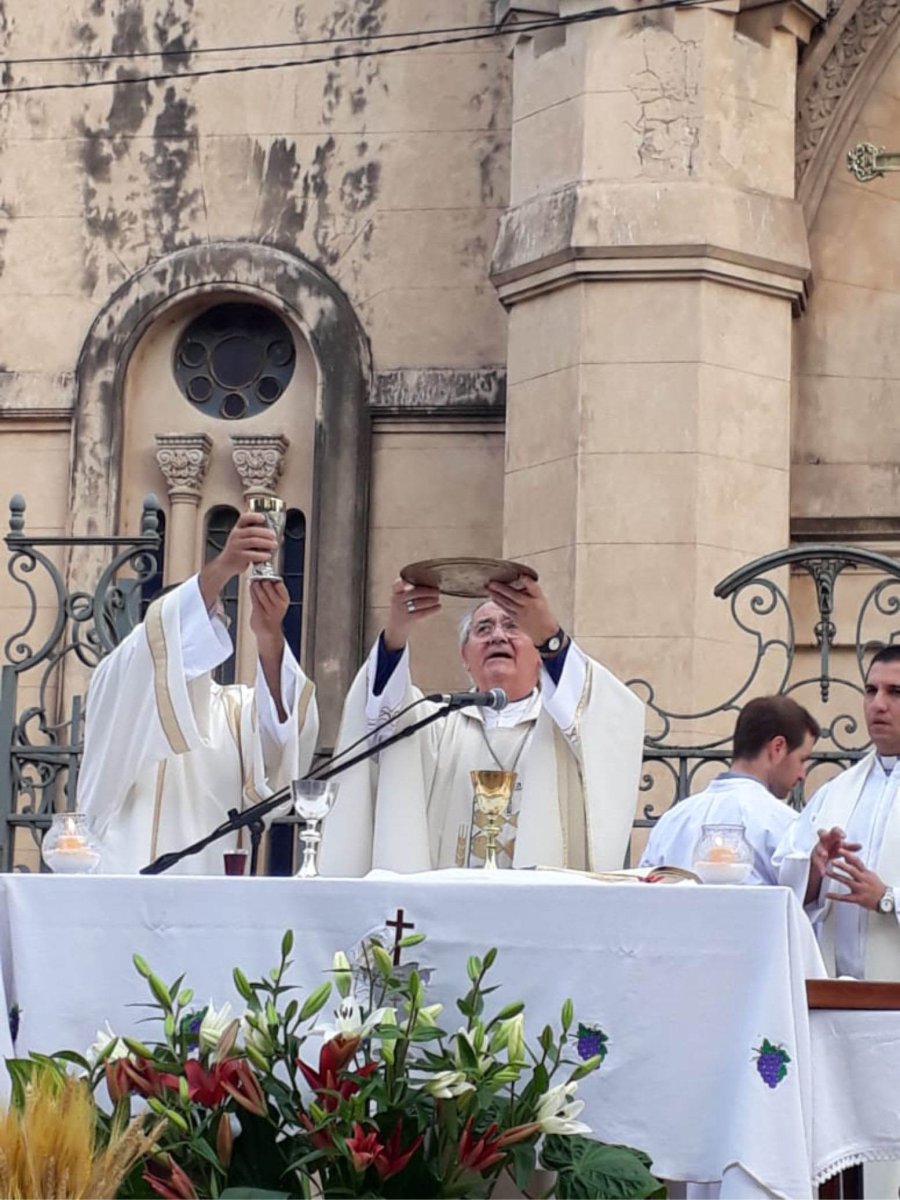 FOTO PASTORAL DE LAS COMUNICACIONES// CELEBRACION DE CORPUS CHRISTI./ Mons. Fern&aacute;ndez  durante la ceremonia realizada el s&aacute;bado &uacute;ltimo.