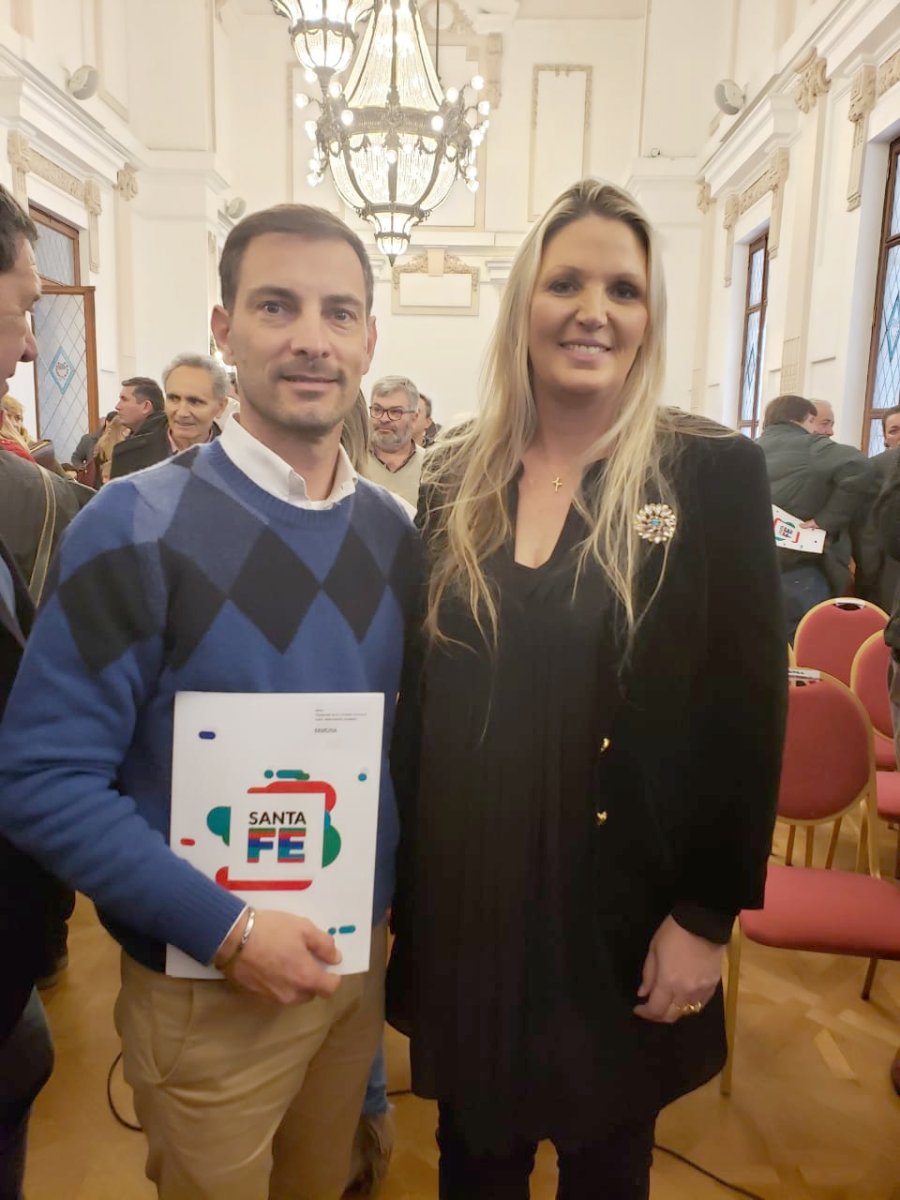 FOTO PRENSA COMUNA// CONVENIO./ Fabio Barbero junto a Ver&oacute;nica Geese, secretaria de Energ&iacute;a de la Provincia.