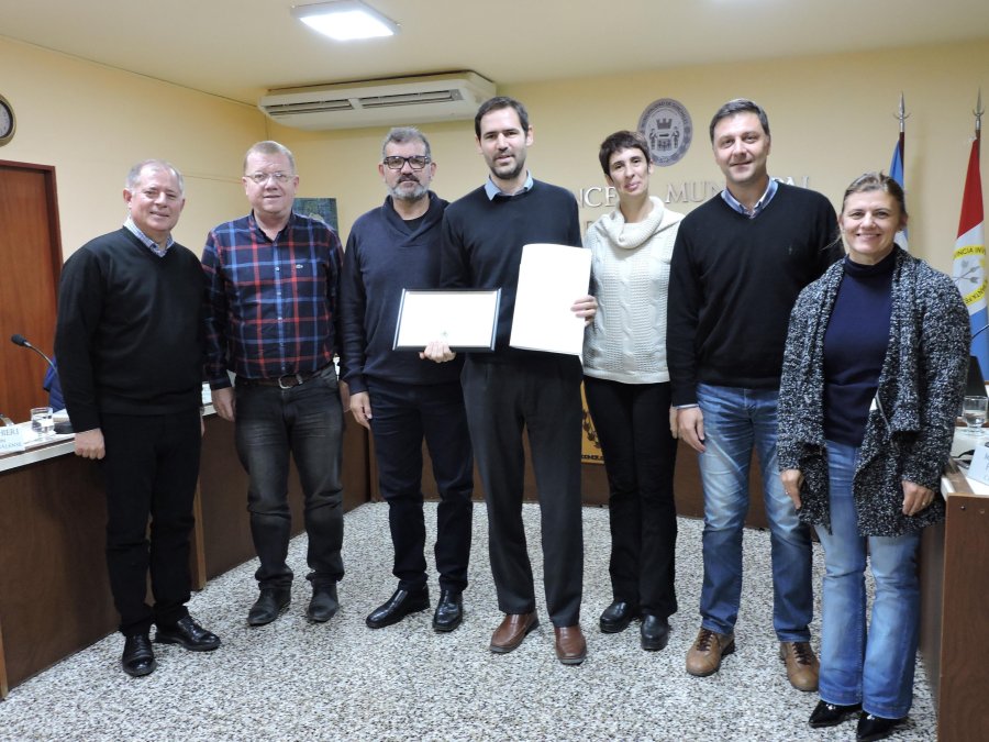 FOTO PRENSA CONCEJO// DECLARATORIA./ El autor junto a los ediles al recibir la distinci&oacute;n.