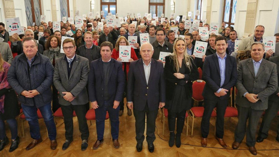 FOTO COMUNICACION// ACTO./ Las autoridades que participaron de la firma de convenios.