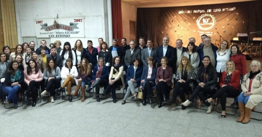 FOTO AC// CELEBRACION./Autoridades, docentes, exdocentes durante un momento de los festejos.
