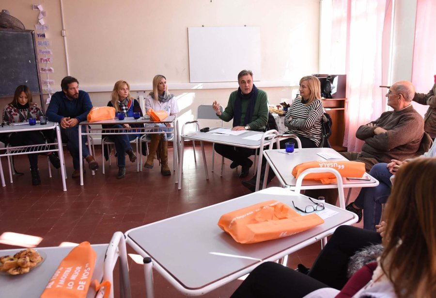 FOTO CP// ENTREGA DEL FAE//Un momento del acto cumplido ayer en la Escuela Villa Podio.