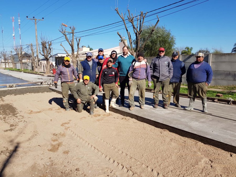 FOTO PRENSA COMUNA// GESTIONES./ Se llevaron a cabo en la sede del Gobierno porte&ntilde;o. PAVIMENTO./ Fue iniciado el hormigonado en arterias urbanas. OBELISCO./ Lautaro Azzalini entreg&oacute; una r&eacute;plica a Fabio Barbero.