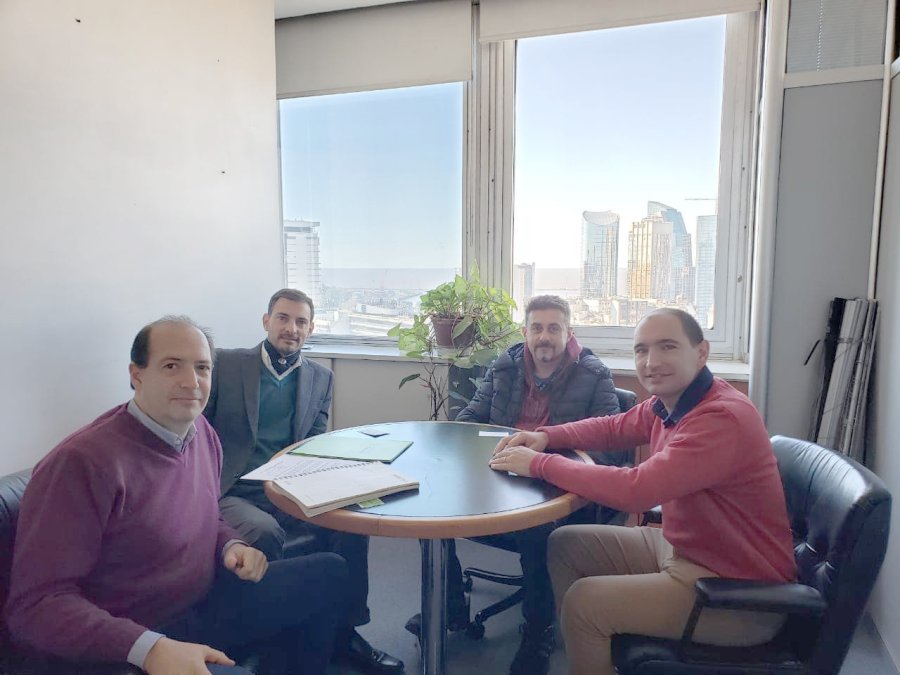 FOTO PRENSA COMUNA// GESTIONES./ Se llevaron a cabo en la sede del Gobierno porteño. PAVIMENTO./ Fue iniciado el hormigonado en arterias urbanas. OBELISCO./ Lautaro Azzalini entregó una réplica a Fabio Barbero.