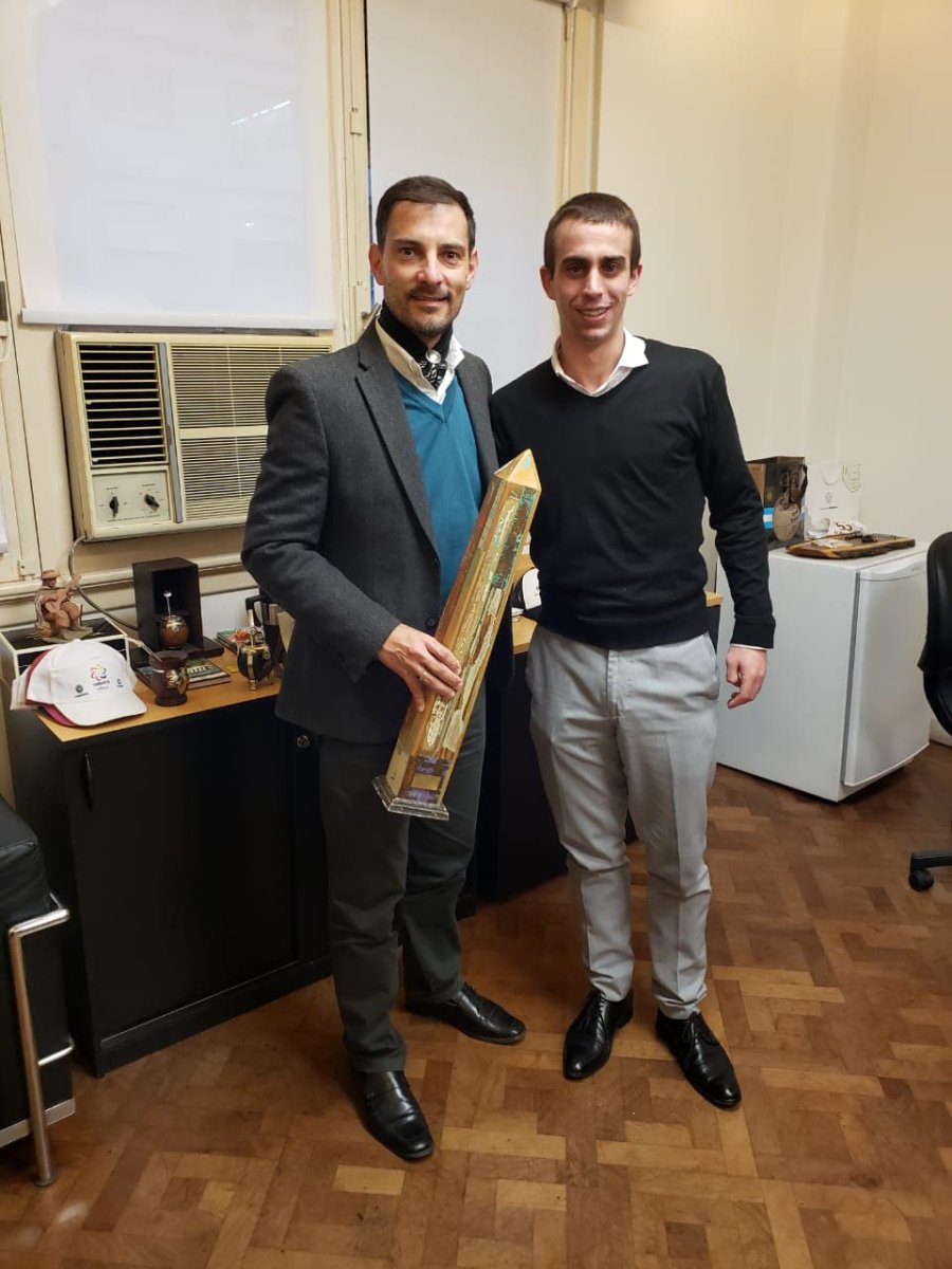 FOTO PRENSA COMUNA// GESTIONES./ Se llevaron a cabo en la sede del Gobierno porte&ntilde;o. PAVIMENTO./ Fue iniciado el hormigonado en arterias urbanas. OBELISCO./ Lautaro Azzalini entreg&oacute; una r&eacute;plica a Fabio Barbero.