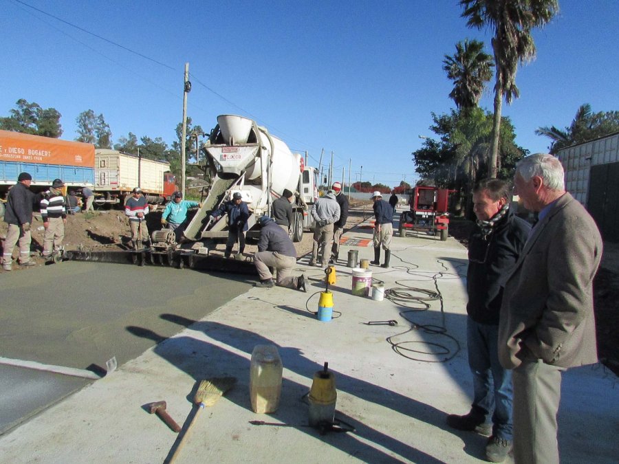 FOTO PRENSA MUNICIPALIDAD// OBRA./ Hugo Boscarol se interes&oacute; por el avance de los trabajos.