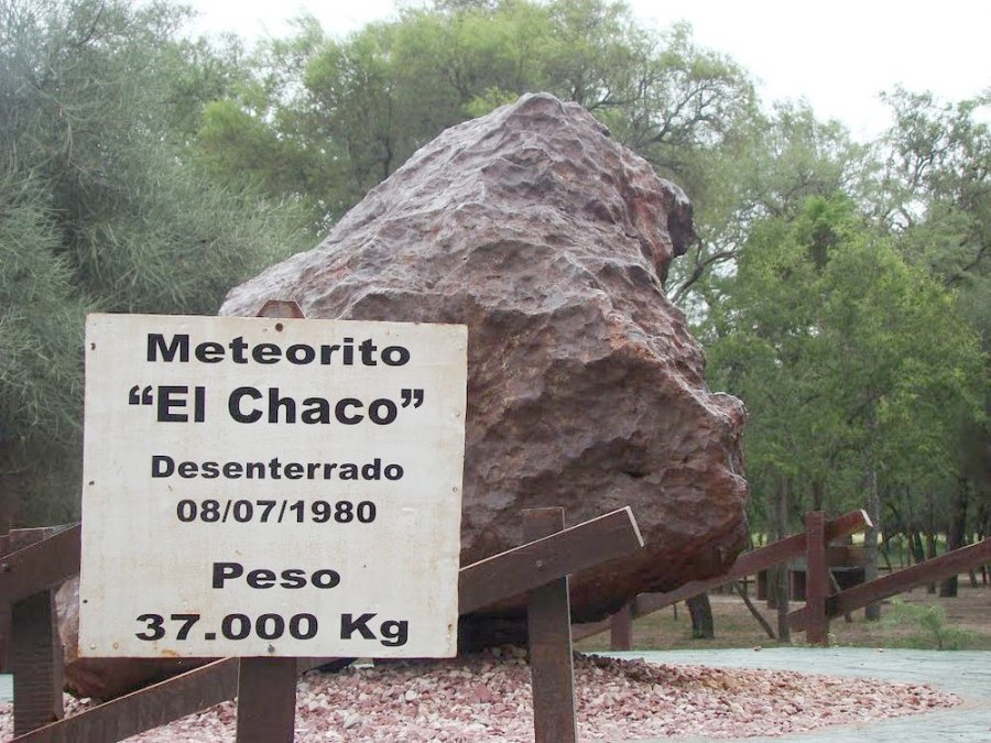 METEORITO./ Una de las grandes masas desenterradas en Chaco.