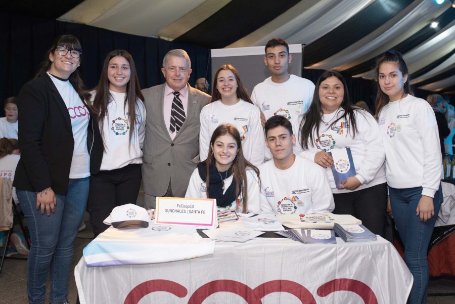 PRENSA FUNDACION GSS// FECOOPES./ Los miembros de la Federaci&oacute;n de Cooperativas Escolares junto a Jos&eacute; S&aacute;nchez.