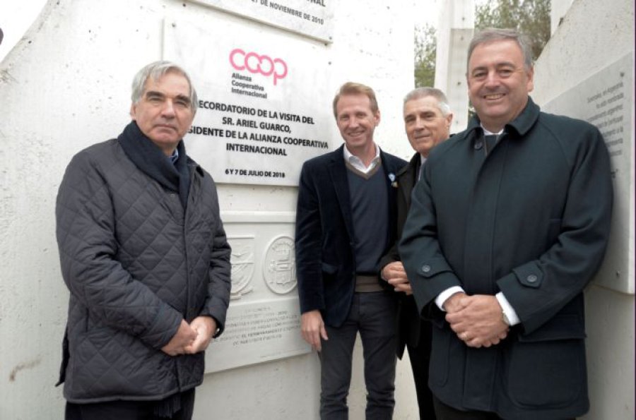 FOTO ARCHIVO// MONUMENTO AL COOPERATIVISMO./Eduardo Fontenla, Gonzalo Toselli, Rub&eacute;n Volpato y Ariel Guarco.