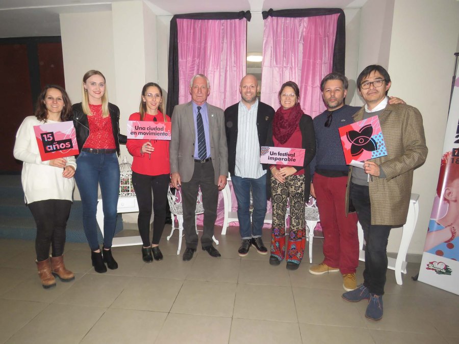 FOTO PRENSA MUNICIPALIDAD// FESTIVAL DE TEATRO./Autoridades y referentes en la foto de familia del lanzamiento.
