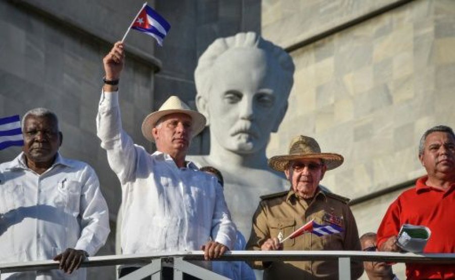 FOTO YAHOO SALUDOS. D&iacute;az-Canel y de Ra&uacute;l Castro tras la Asamblea en La Habana.