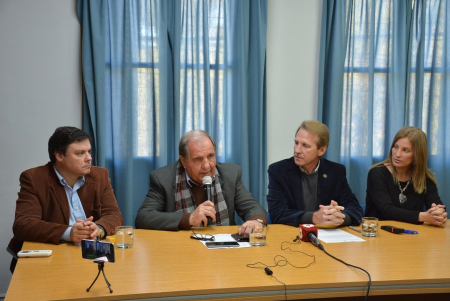 FOTO COMUNICACION// APERTURA DE OFERTAS./Marcelo Canavese, Pedro Morini, Gonzalo Toselli y Fabrina Girard.