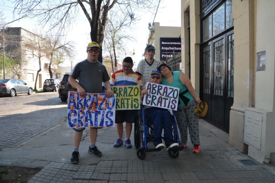FOTO PRENSA LA HUELLA// ABRAZOS GRATIS./ Ya una tradición de los jóvenes concurrentes al Centro La Huella.