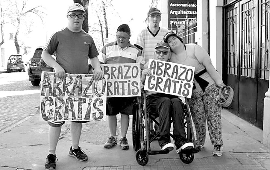FOTO PRENSA LA HUELLA// ABRAZOS GRATIS./ Ya una tradici&oacute;n de los j&oacute;venes concurrentes al Centro La Huella.
