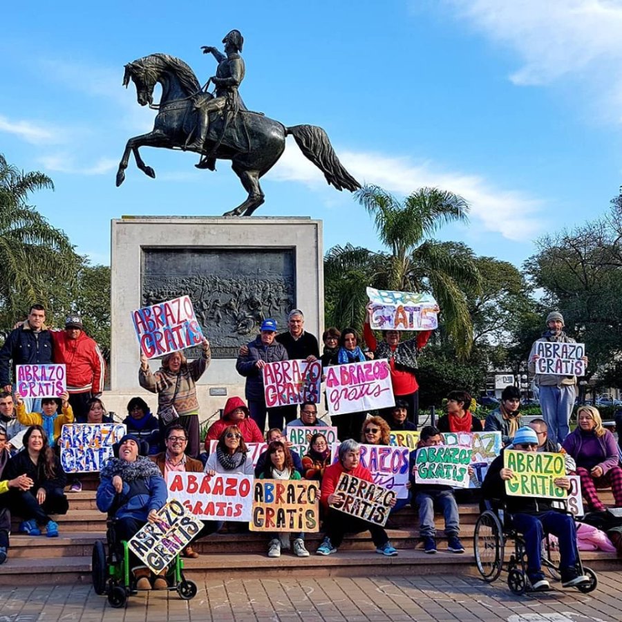 FOTO FACEBOOK LA HUELLA EN LA PLAZA. Los j&oacute;venes del Centro La Huella junto a docentes, directivos, padres e invitados especiales en esta foto de familia.