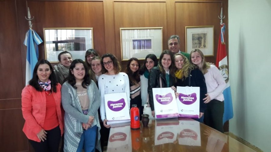 FOTO PRENSA MUNICIPAL ENCUENTRO. En su despacho, el intendente Castellano junto a estudiantes y docentes.