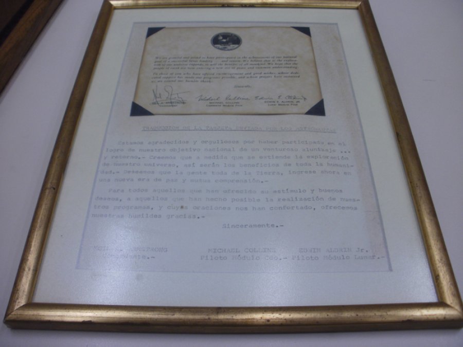 FOTO LA OPINION// MENSAJE./Enmarcado y traducido fue atesorado por los destinatarios rafaelinos. CELEBRACION./ A su modo, quienes investigaban en Campo del Cielo resaltaron el hecho con un mensaje en el vehículo.