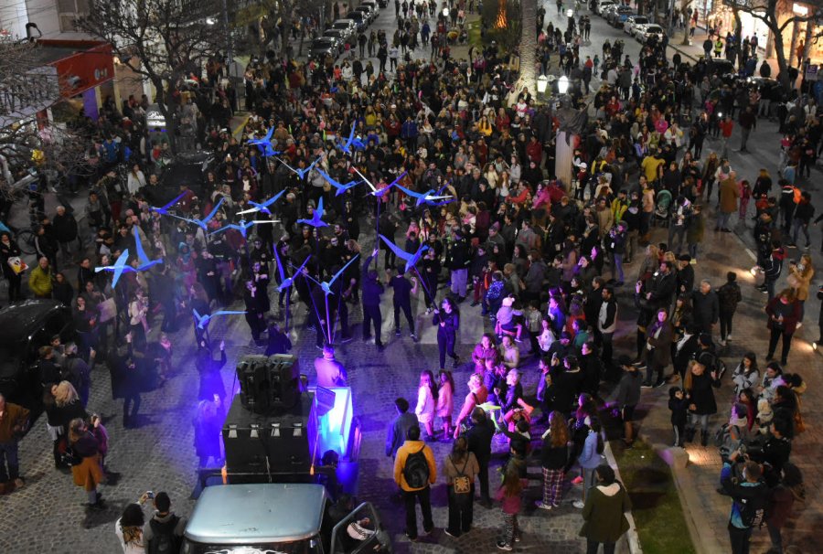 FOTO CP// DESFILE./ Panor&aacute;mica de la tradicional apertura por bulevar Santa Fe, capturada en la presente edici&oacute;n.