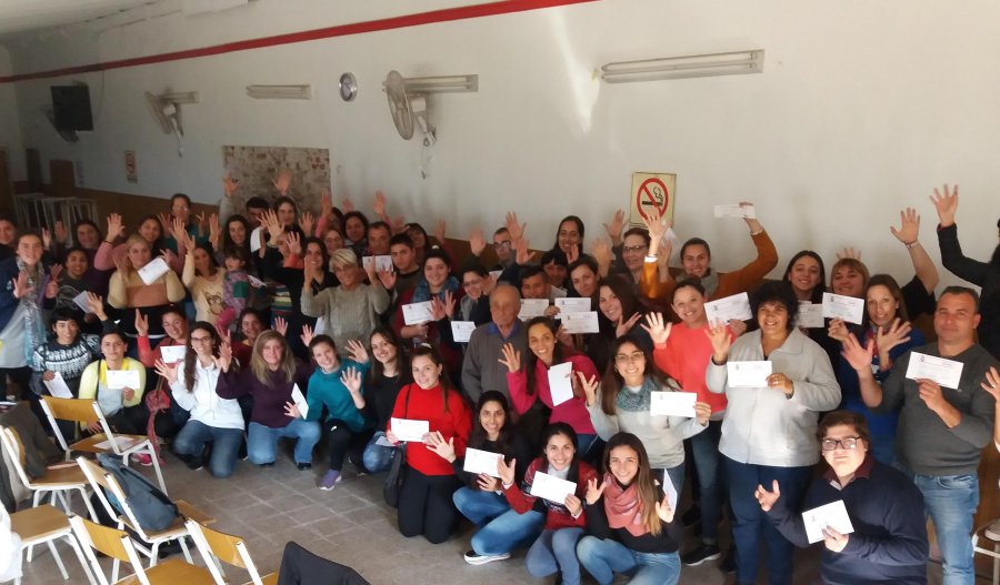 FOTO CP// LENGUA DE SE&Ntilde;AS./ El grupo que particip&oacute; en el taller del barrio 9 de Julio.