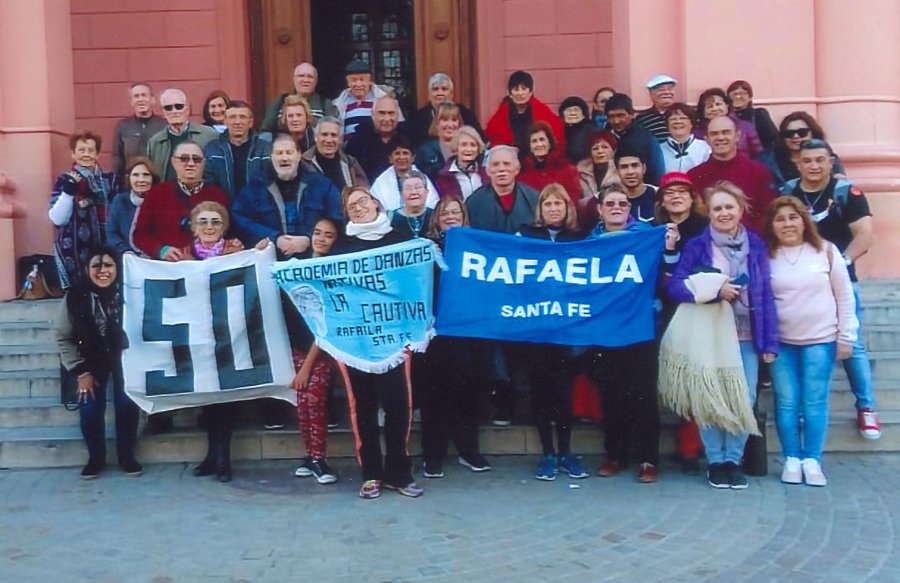 FOTO PRENSA ACADEMIA// EN CATAMARCA./ El grupo de rafaelinos frente a la Catedral de la Virgen del Valle.
