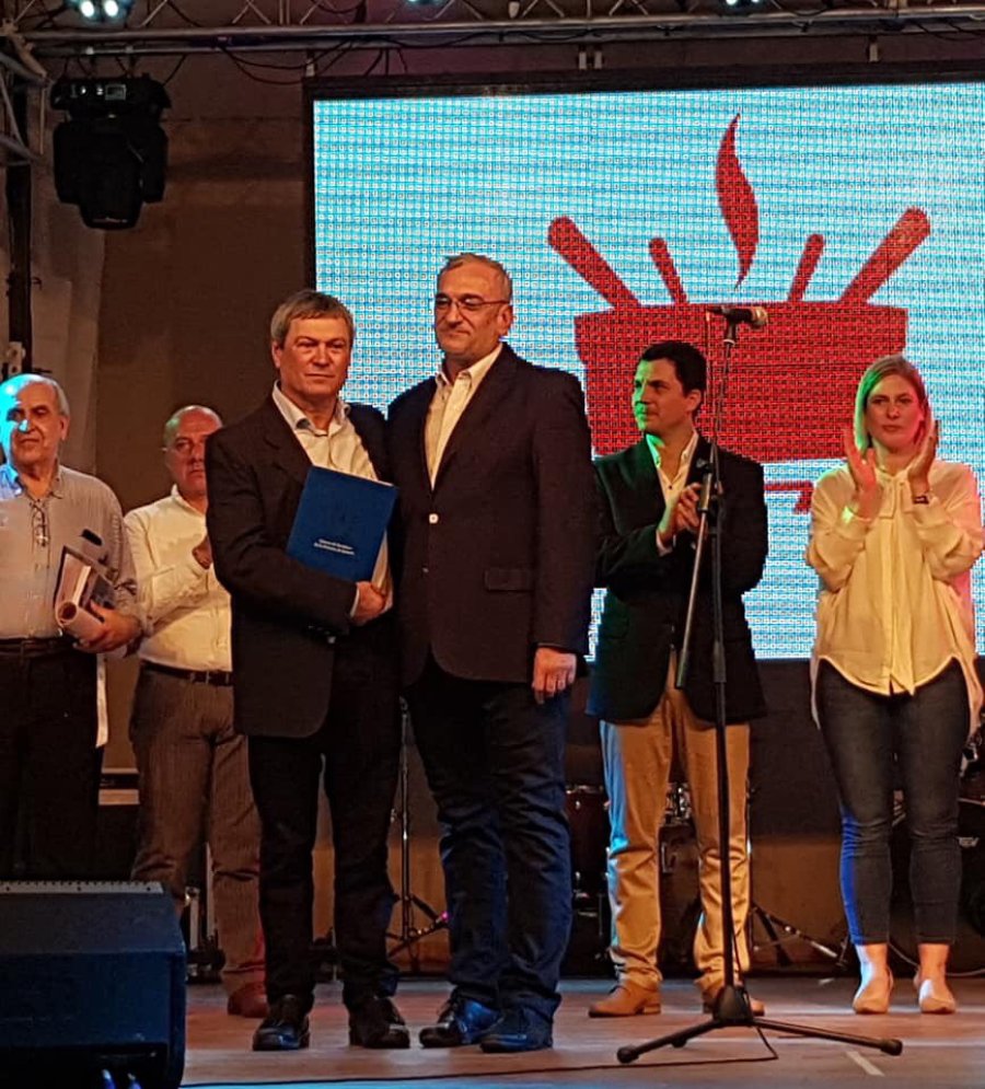 FOTO PRENSA AC// APORTE./ Ren&eacute; Tomatis recibi&oacute; la ayuda econ&oacute;mica entregada por Alcides Calvo.
