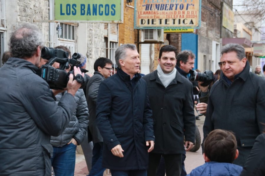 SORPRESIVA./ La visita al bar Los Bancos, Mauricio Macri y Mauro Gilabert, rumbo a la plaza.