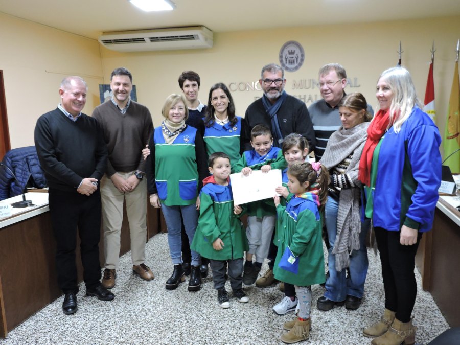 FOTO PRENSA CONCEJO// ESCUELA AMEGHINO./ Alumnos y docentes junto a los ediles reciben la distinci&oacute;n. JARDIN MYRIAM HAYQUEL DE ANDRES/ Los escolares, sus docentes y los concejales.
