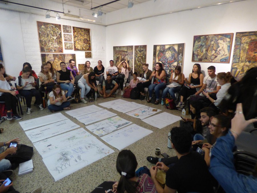 FOTO PRENSA UNL// FACHADA./ El acceso al Museo de Arte Contempor&aacute;neo. EN EL MAC./ Artistas reunidos en una de sus salas.