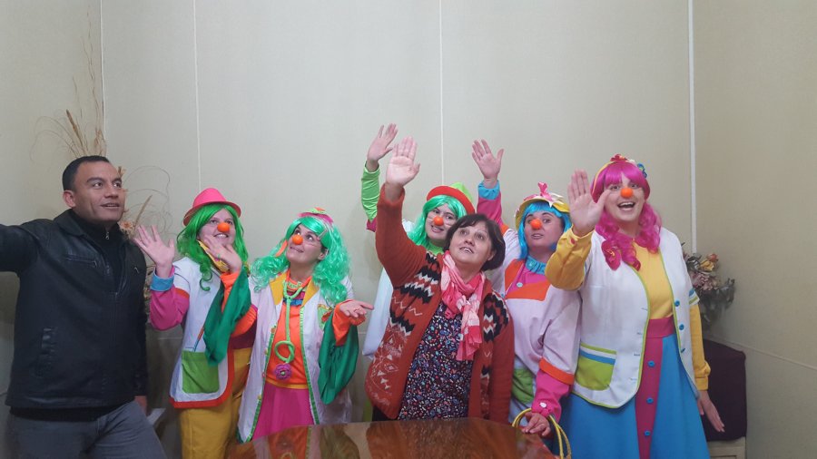 FOTO LA OPINION DIVERTIDOS. C&eacute;sar Maldonado junto a Rita, Antolina, Mar&iacute;a, Solina, Florinda y Joselina en la Redacci&oacute;n.  CONCIERTO DE GESTOS. Las payam&eacute;dicas frente al Diario causaron una mini revoluci&oacute;n en la calle.