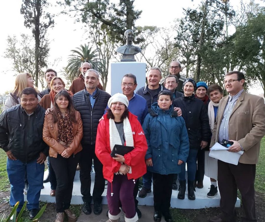 HOMENAJE./ Las autoridades frente al monumento en la plaza local.