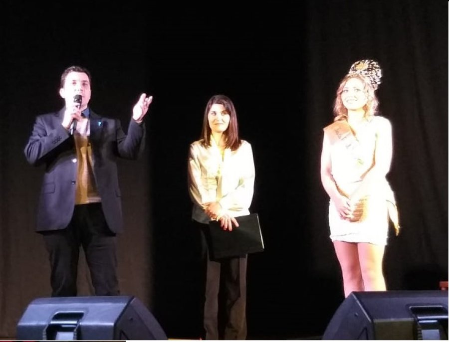 RECONOCIMIENTO./ Rosela Libertad  rodeada por Mauro Gilaber la Embajadora Honor&iacute;fica de la Fiesta Antonella Acosta