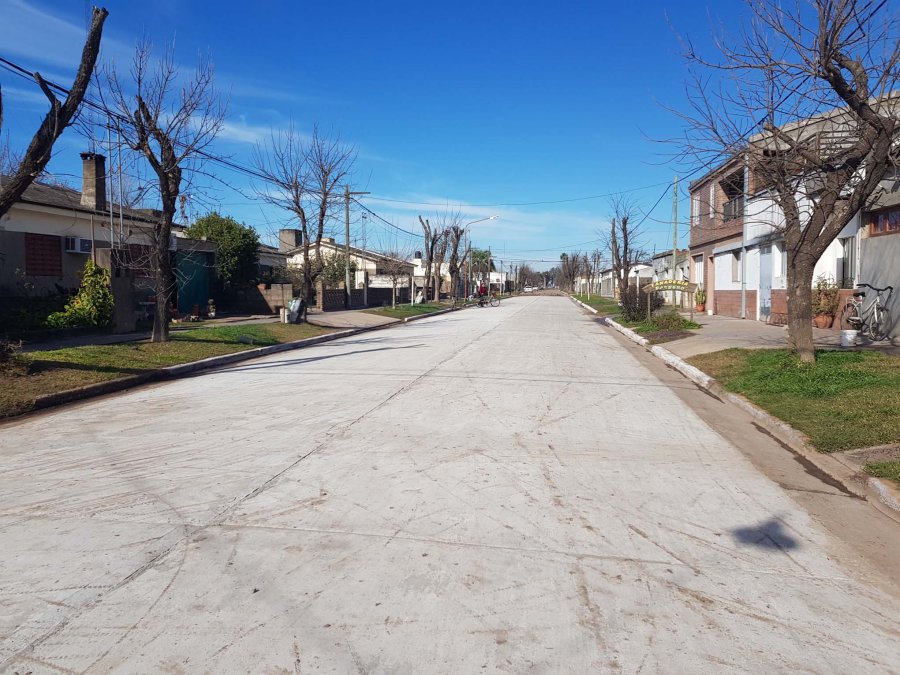 FOTO PRENSA COMUNA// PAVIMENTO./ La obra ejecutada en calle Lisandro de la Torre. VIVERO./Alumnos y docentes de la Escuela 382 lo recorrieron.
