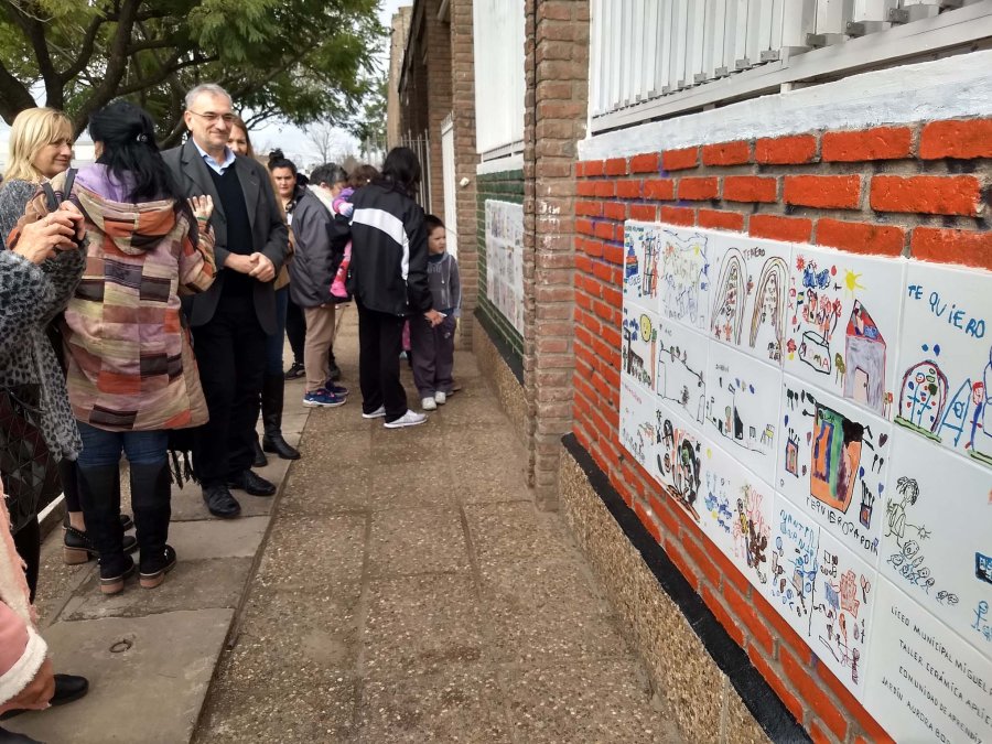 FOTO PRENSA AC// VISITA//El legislador provincial junto a integrantes de la comunidad educativa.