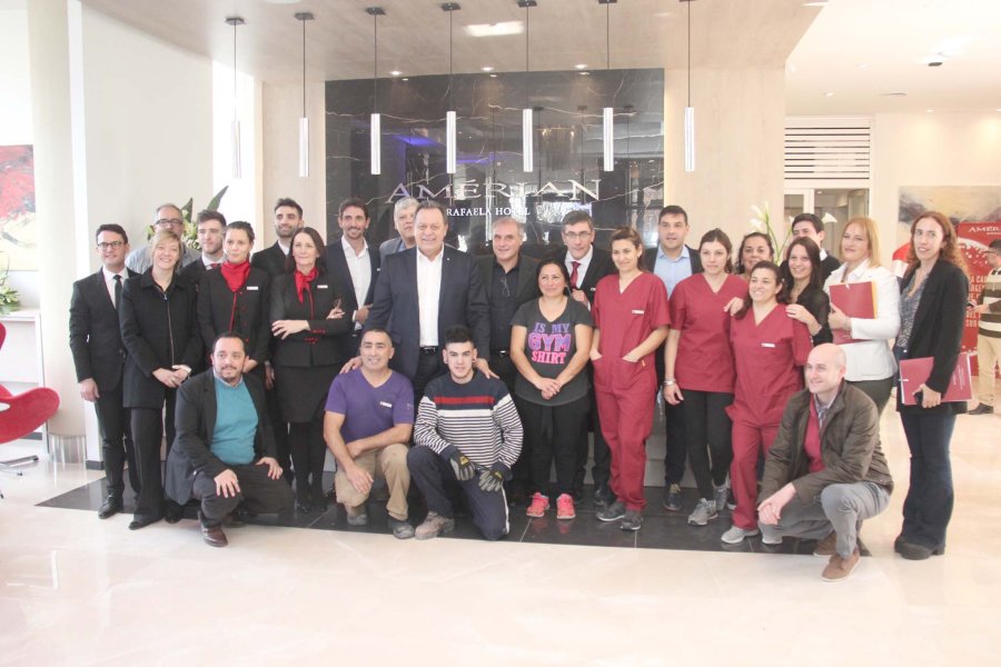 FOTO J. BARRERA INAUGURACION. Alejandro Herrero, Carlos Herrero, Gustavo Santos, Roberto Amengual y Jos&eacute; Ramos al presentar el nuevo Am&eacute;rian Hotel Rafaela.  EN EL HALL. Directivos de la cadena junto al personal del flamante hotel.