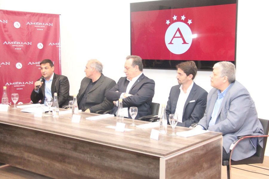 FOTO J. BARRERA INAUGURACION. Alejandro Herrero, Carlos Herrero, Gustavo Santos, Roberto Amengual y José Ramos al presentar el nuevo Amérian Hotel Rafaela.  EN EL HALL. Directivos de la cadena junto al personal del flamante hotel.